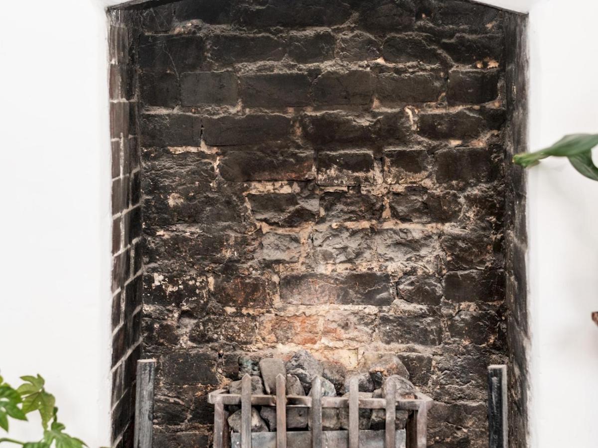 Pass The Keys Rustic And Quirky Flat In Charming Charlton Village *